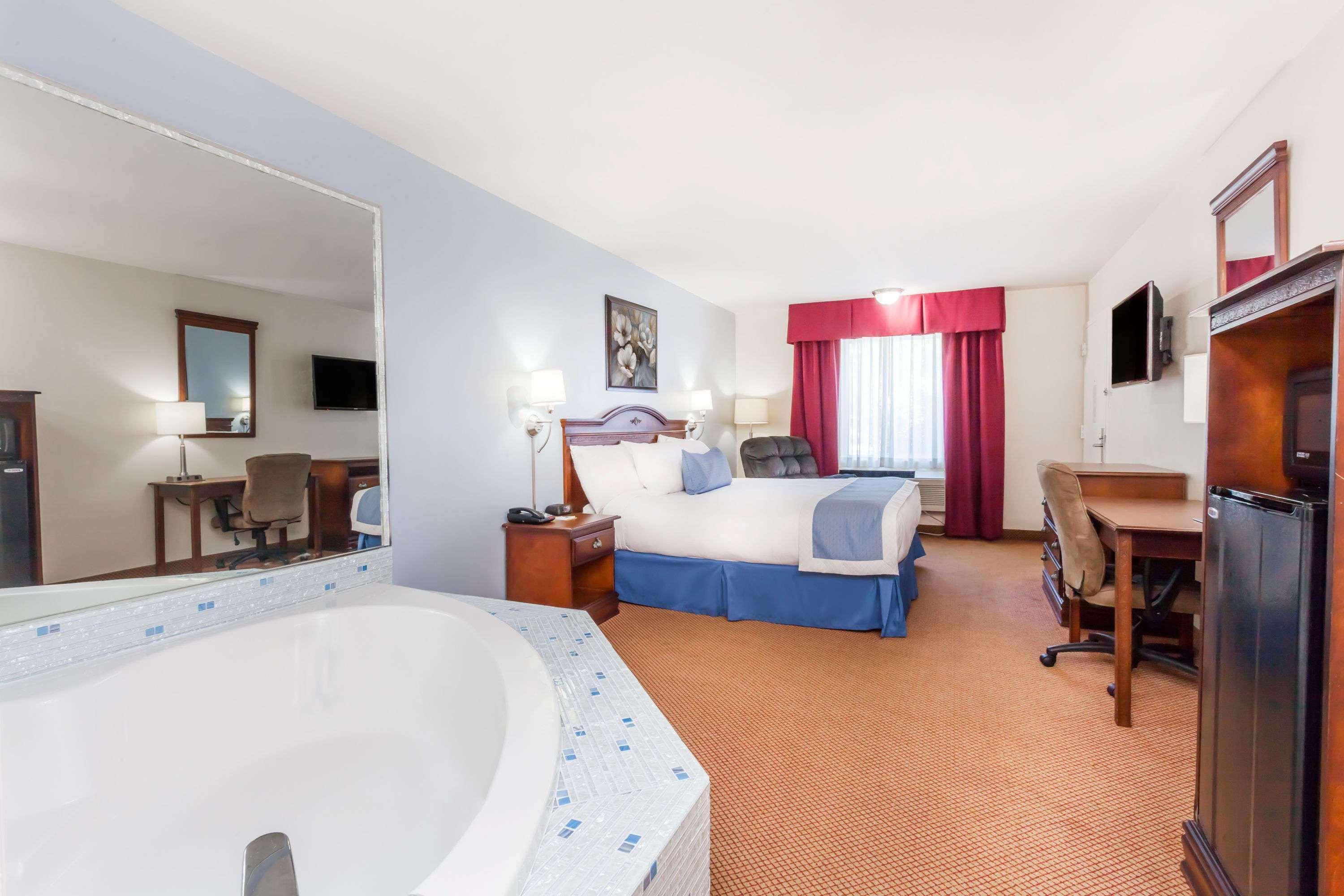 Days Inn By Wyndham Hampton Екстериор снимка